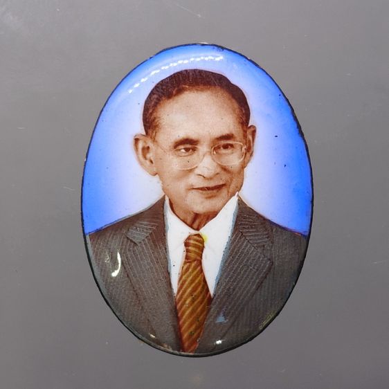 ล็อกเก็ตในหลวงรัชกาลที่ 9 พิมพ์รีใหญ่ ฉากสีฟ้า หลังสแตนเลส มงคลระลึกครบ 25 ปี มูลนิธิศรีรัตนโกสินทร์ วัดสุทธาราม พ.ศ.2550 ตลับเดิม รูปที่ 3