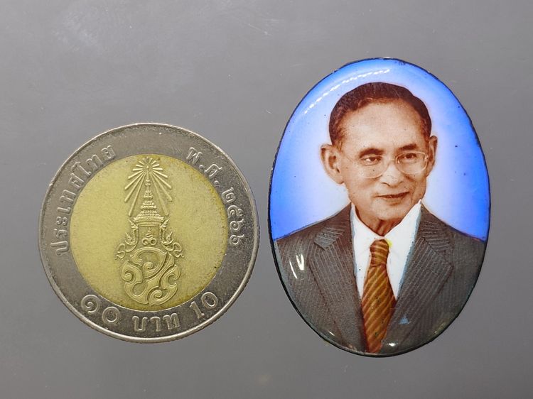 ล็อกเก็ตในหลวงรัชกาลที่ 9 พิมพ์รีใหญ่ ฉากสีฟ้า หลังสแตนเลส มงคลระลึกครบ 25 ปี มูลนิธิศรีรัตนโกสินทร์ วัดสุทธาราม พ.ศ.2550 ตลับเดิม รูปที่ 8