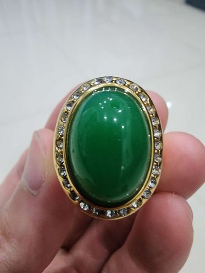 แหวน หัวสีเขียวคล้าย หยก ขายตามสภาพ เขียน 18K ในตัวเรือน ไม่ได้รับประกันของใหม่เก่าเก็บ รุ่นเก่าหายาก สวย ล้อมเพชร พร้อมส่งครับพี่ๆ