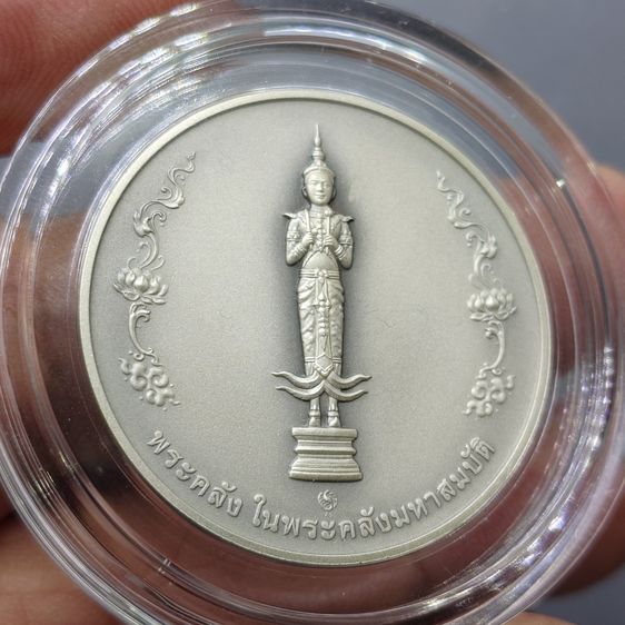 เหรียญพระคลัง มหาสมบัติ เหรียญที่ระลึกพระคลัง ในพระคลังมหาสมบัติ 88 ปี กรมธนารักษ์ เนื้อเงินรมดำพ่นทรายพิเศษ พร้อมกล่องและใบเซอร์ รูปที่ 4