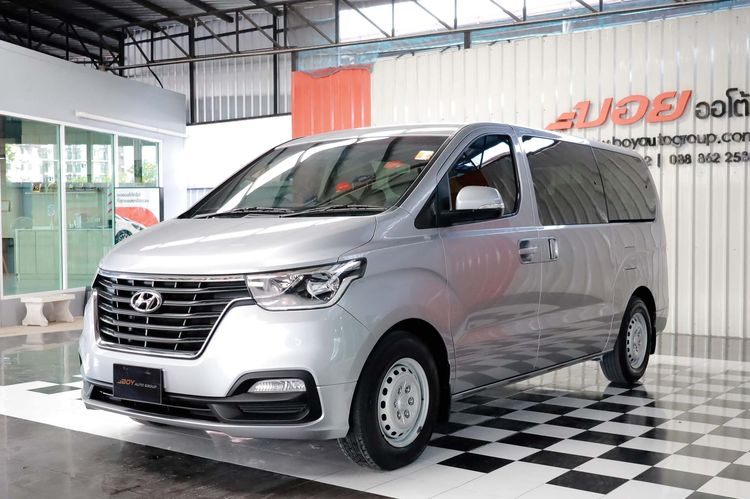 รถ Hyundai H-1  2.5 Maesto Touring สี บรอนซ์เงิน