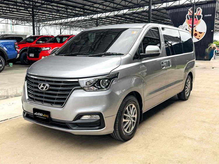 รถ Hyundai H-1  2.5 Maesto Touring สี บรอนซ์เงิน