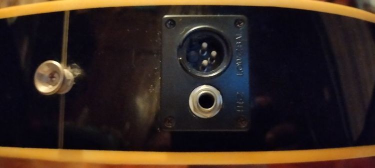 


กีตาร์โปร่งไฟฟ้า Enya 
พร้อมขาตั้ง คาร์โป้ , ทีตั้งเสียง joyo ของสะสมเล่นน้อยมาก (นัดรับ) รูปที่ 11