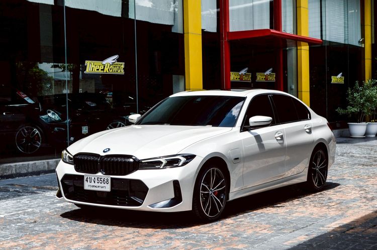BMW Series 3 2023 330e Sedan เบนซิน ไม่ติดแก๊ส เกียร์อัตโนมัติ ขาว รูปที่ 2