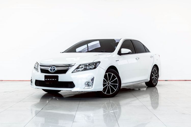 รถ Toyota Camry 2.5 Hybrid สี ขาว