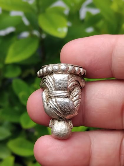 หลวงปู่ทวด รูปหล่อกริ่งนิ้วกระดก รุ่นสรงน้ำ 51 ลังกาสุกะ ตอกโค็ด ตอกเลขใต้ฐาน ๙๓๔ ปี 2551 อาจารย์แดง วัดไร่ จ.ปัตตานี เนื้อเงิน ขนาดกว้าง 2  รูปที่ 7