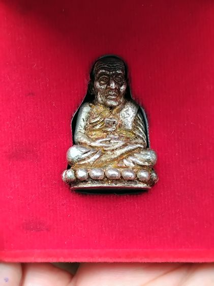 หลวงปู่ทวด รูปหล่อกริ่งนิ้วกระดก รุ่นสรงน้ำ 51 ลังกาสุกะ ตอกโค็ด ตอกเลขใต้ฐาน ๙๓๔ ปี 2551 อาจารย์แดง วัดไร่ จ.ปัตตานี เนื้อเงิน ขนาดกว้าง 2  รูปที่ 9