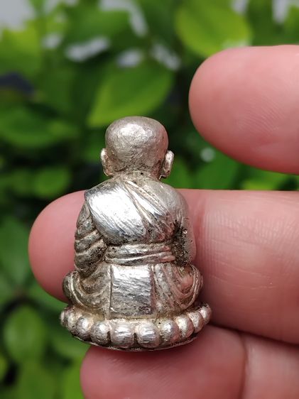 หลวงปู่ทวด รูปหล่อกริ่งนิ้วกระดก รุ่นสรงน้ำ 51 ลังกาสุกะ ตอกโค็ด ตอกเลขใต้ฐาน ๙๓๔ ปี 2551 อาจารย์แดง วัดไร่ จ.ปัตตานี เนื้อเงิน ขนาดกว้าง 2  รูปที่ 2