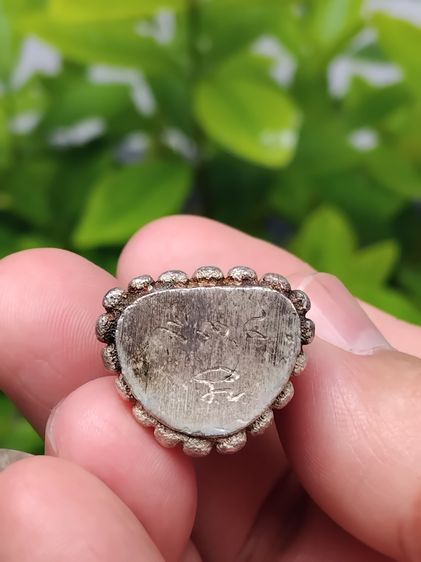 หลวงปู่ทวด รูปหล่อกริ่งนิ้วกระดก รุ่นสรงน้ำ 51 ลังกาสุกะ ตอกโค็ด ตอกเลขใต้ฐาน ๙๓๔ ปี 2551 อาจารย์แดง วัดไร่ จ.ปัตตานี เนื้อเงิน ขนาดกว้าง 2  รูปที่ 3