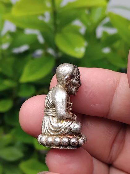 หลวงปู่ทวด รูปหล่อกริ่งนิ้วกระดก รุ่นสรงน้ำ 51 ลังกาสุกะ ตอกโค็ด ตอกเลขใต้ฐาน ๙๓๔ ปี 2551 อาจารย์แดง วัดไร่ จ.ปัตตานี เนื้อเงิน ขนาดกว้าง 2  รูปที่ 4