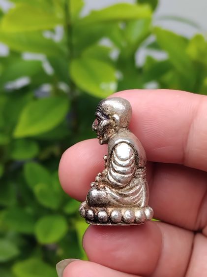 หลวงปู่ทวด รูปหล่อกริ่งนิ้วกระดก รุ่นสรงน้ำ 51 ลังกาสุกะ ตอกโค็ด ตอกเลขใต้ฐาน ๙๓๔ ปี 2551 อาจารย์แดง วัดไร่ จ.ปัตตานี เนื้อเงิน ขนาดกว้าง 2  รูปที่ 5