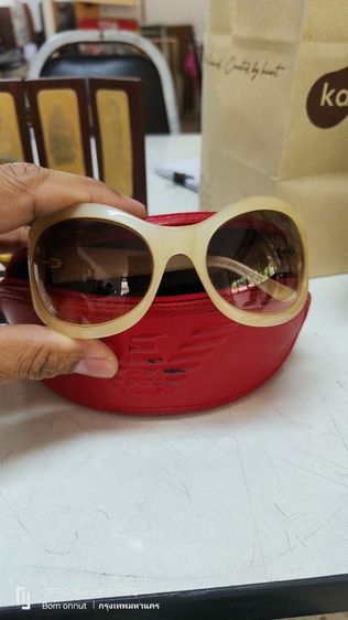 แว่นกันแดด Emporio Armani สีครีม ดีไซน์สไตล์วินเทจ
เอ็มโปริโอ อาร์มานี่
กล่องใส่แว่นตาแบบมีซิปสีแดง EMPORIO ARMANI
ราคา1050 รส