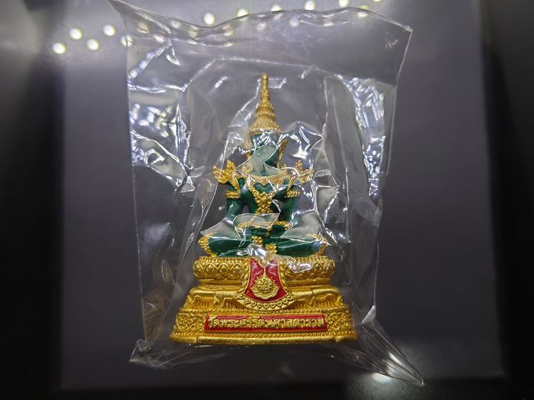 พระแก้วมรกต ทรงฤดูร้อน (ขนาดสูง 7.7 เซน) เนื้อโลหะเคลือบสีเขียว เครื่องทรงชุบทอง สำนักพระราชวัง สร้าง พุทธาภิเษก ณ วัดพระศรีรัตนศาสดาราม พ.ศ รูปที่ 9