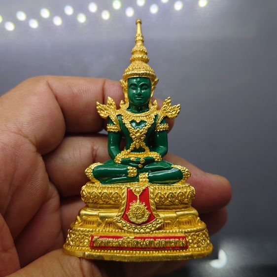 พระแก้วมรกต ทรงฤดูร้อน (ขนาดสูง 7.7 เซน) เนื้อโลหะเคลือบสีเขียว เครื่องทรงชุบทอง สำนักพระราชวัง สร้าง พุทธาภิเษก ณ วัดพระศรีรัตนศาสดาราม พ.ศ รูปที่ 6