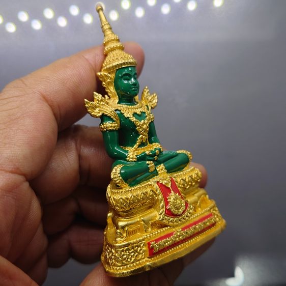 พระแก้วมรกต ทรงฤดูร้อน (ขนาดสูง 7.7 เซน) เนื้อโลหะเคลือบสีเขียว เครื่องทรงชุบทอง สำนักพระราชวัง สร้าง พุทธาภิเษก ณ วัดพระศรีรัตนศาสดาราม พ.ศ รูปที่ 3