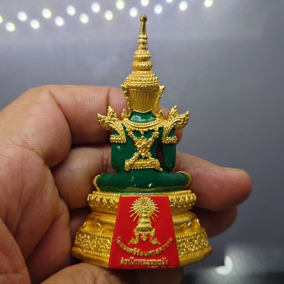พระแก้วมรกต ทรงฤดูร้อน (ขนาดสูง 7.7 เซน) เนื้อโลหะเคลือบสีเขียว เครื่องทรงชุบทอง สำนักพระราชวัง สร้าง พุทธาภิเษก ณ วัดพระศรีรัตนศาสดาราม พ.ศ รูปที่ 5