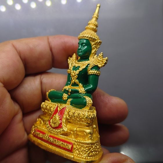 พระแก้วมรกต ทรงฤดูร้อน (ขนาดสูง 7.7 เซน) เนื้อโลหะเคลือบสีเขียว เครื่องทรงชุบทอง สำนักพระราชวัง สร้าง พุทธาภิเษก ณ วัดพระศรีรัตนศาสดาราม พ.ศ รูปที่ 4