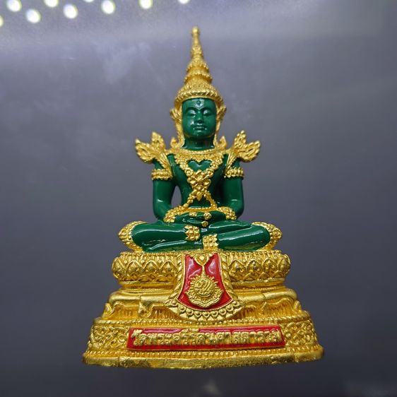 พระแก้วมรกต ทรงฤดูร้อน (ขนาดสูง 7.7 เซน) เนื้อโลหะเคลือบสีเขียว เครื่องทรงชุบทอง สำนักพระราชวัง สร้าง พุทธาภิเษก ณ วัดพระศรีรัตนศาสดาราม พ.ศ