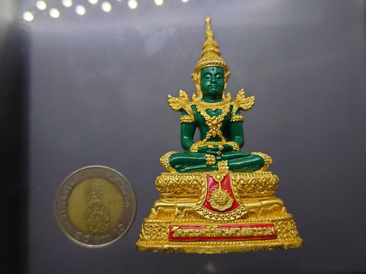 พระแก้วมรกต ทรงฤดูร้อน (ขนาดสูง 7.7 เซน) เนื้อโลหะเคลือบสีเขียว เครื่องทรงชุบทอง สำนักพระราชวัง สร้าง พุทธาภิเษก ณ วัดพระศรีรัตนศาสดาราม พ.ศ รูปที่ 8