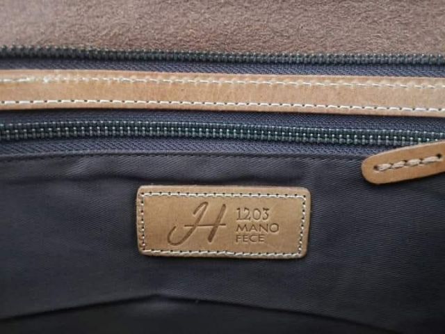 ขายกระเป๋าสะพายข้างหนังแท้ H 1203 MANO FECE  (Made in Japan)​  สภาพใหม่ รูปที่ 3
