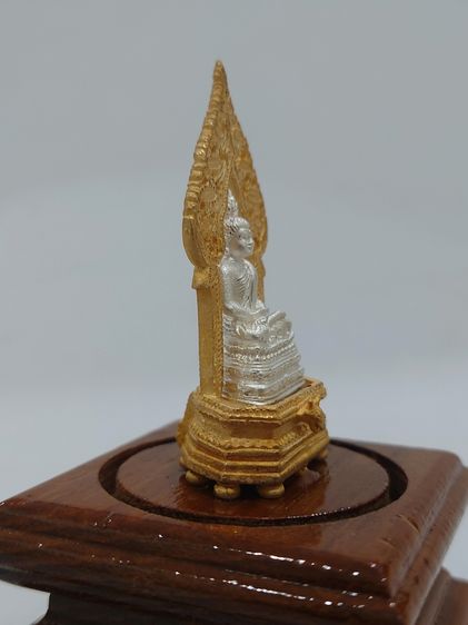 พระนิรันตราย เนื้อโลหะชุบ 2 กษัตริย์ ซุ้มชุบทอง องค์พระชุบเงิน ครอบเป็นแก้ว ฐานไม้สัก โรงเรียนสตรีวิทยา สร้าง พุทธาภิเษกวัดบวรนิเวศฯ ปี 2548 รูปที่ 5