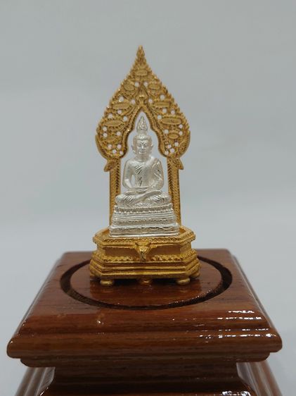 พระนิรันตราย เนื้อโลหะชุบ 2 กษัตริย์ ซุ้มชุบทอง องค์พระชุบเงิน ครอบเป็นแก้ว ฐานไม้สัก โรงเรียนสตรีวิทยา สร้าง พุทธาภิเษกวัดบวรนิเวศฯ ปี 2548 รูปที่ 3