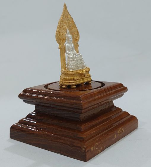 พระนิรันตราย เนื้อโลหะชุบ 2 กษัตริย์ ซุ้มชุบทอง องค์พระชุบเงิน ครอบเป็นแก้ว ฐานไม้สัก โรงเรียนสตรีวิทยา สร้าง พุทธาภิเษกวัดบวรนิเวศฯ ปี 2548 รูปที่ 6