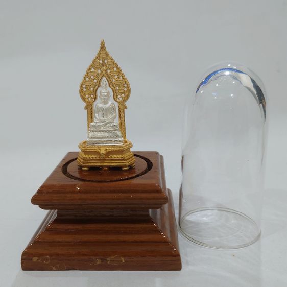 พระนิรันตราย เนื้อโลหะชุบ 2 กษัตริย์ ซุ้มชุบทอง องค์พระชุบเงิน ครอบเป็นแก้ว ฐานไม้สัก โรงเรียนสตรีวิทยา สร้าง พุทธาภิเษกวัดบวรนิเวศฯ ปี 2548 รูปที่ 2