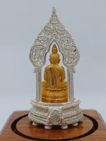 พระนิรันตราย เนื้อโลหะชุบ 2 กษัตริย์ ซุ้มชุบเงิน องค์พระชุบทอง ครอบเป็นแก้ว ฐานไม้สัก โรงเรียนสตรีวิทยา สร้าง พุทธาภิเษกวัดบวรนิเวศฯ ปี 2548 รูปที่ 4