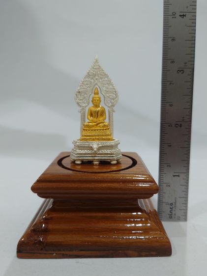 พระนิรันตราย เนื้อโลหะชุบ 2 กษัตริย์ ซุ้มชุบเงิน องค์พระชุบทอง ครอบเป็นแก้ว ฐานไม้สัก โรงเรียนสตรีวิทยา สร้าง พุทธาภิเษกวัดบวรนิเวศฯ ปี 2548 รูปที่ 6