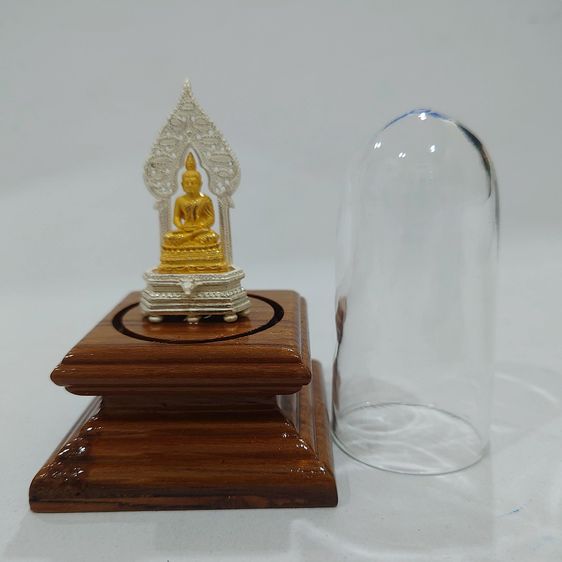 พระนิรันตราย เนื้อโลหะชุบ 2 กษัตริย์ ซุ้มชุบเงิน องค์พระชุบทอง ครอบเป็นแก้ว ฐานไม้สัก โรงเรียนสตรีวิทยา สร้าง พุทธาภิเษกวัดบวรนิเวศฯ ปี 2548 รูปที่ 2