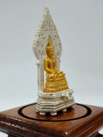 พระนิรันตราย เนื้อโลหะชุบ 2 กษัตริย์ ซุ้มชุบเงิน องค์พระชุบทอง ครอบเป็นแก้ว ฐานไม้สัก โรงเรียนสตรีวิทยา สร้าง พุทธาภิเษกวัดบวรนิเวศฯ ปี 2548 รูปที่ 5