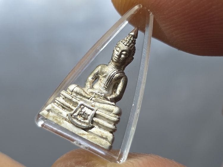 พระพุทธโสธร พิมพ์เล็ก เนื้อเงิน ชุบทองคำขาว "ใต้ร่มพระบารมี คุ้มเกล้าฯ ที่ระลึก 60 ปี โรงพยาบาลภูมิพลฯ ปี2552 พร้อมตลับเดิม รูปที่ 5