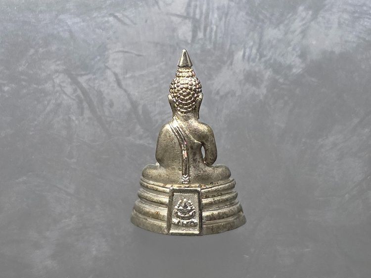 พระพุทธโสธร พิมพ์เล็ก เนื้อเงิน ชุบทองคำขาว "ใต้ร่มพระบารมี คุ้มเกล้าฯ ที่ระลึก 60 ปี โรงพยาบาลภูมิพลฯ ปี2552 พร้อมตลับเดิม รูปที่ 4