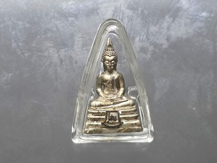 พระพุทธโสธร พิมพ์เล็ก เนื้อเงิน ชุบทองคำขาว "ใต้ร่มพระบารมี คุ้มเกล้าฯ ที่ระลึก 60 ปี โรงพยาบาลภูมิพลฯ ปี2552 พร้อมตลับเดิม รูปที่ 2