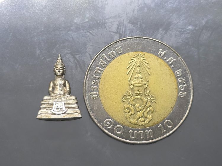 พระพุทธโสธร พิมพ์เล็ก เนื้อเงิน ชุบทองคำขาว "ใต้ร่มพระบารมี คุ้มเกล้าฯ ที่ระลึก 60 ปี โรงพยาบาลภูมิพลฯ ปี2552 พร้อมตลับเดิม รูปที่ 7