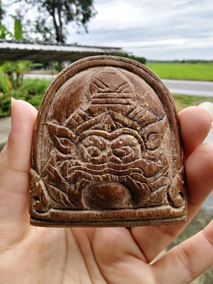 ราหูครูบาสายเหนือเนื้อไม้แกะ