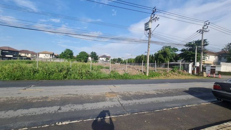 ไม่ใช่ ขายที่ดินถนนชัยพฤกษ์ตัดใหม่เนื้อที่2ไร่ 3งาน 55ตรว.