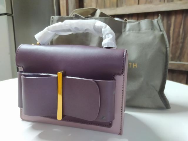 อื่นๆ กระเป๋าสะพายข้าง charles keith