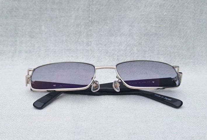 แว่นตาเทพเจ้าของชาวเยอรมันที่คนทั้งโลกรู้จัก RODENSTOCK กรอบไทเทเนียมบริสุทธิ์สีเงิน เลนส์ออโต้ สีเทา–สว่าง...Authentic RODENSTOCK Handcrafted in Japan
 รูปที่ 12