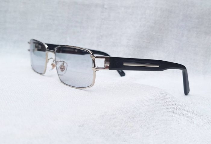แว่นตาเทพเจ้าของชาวเยอรมันที่คนทั้งโลกรู้จัก RODENSTOCK กรอบไทเทเนียมบริสุทธิ์สีเงิน เลนส์ออโต้ สีเทา–สว่าง...Authentic RODENSTOCK Handcrafted in Japan
 รูปที่ 3