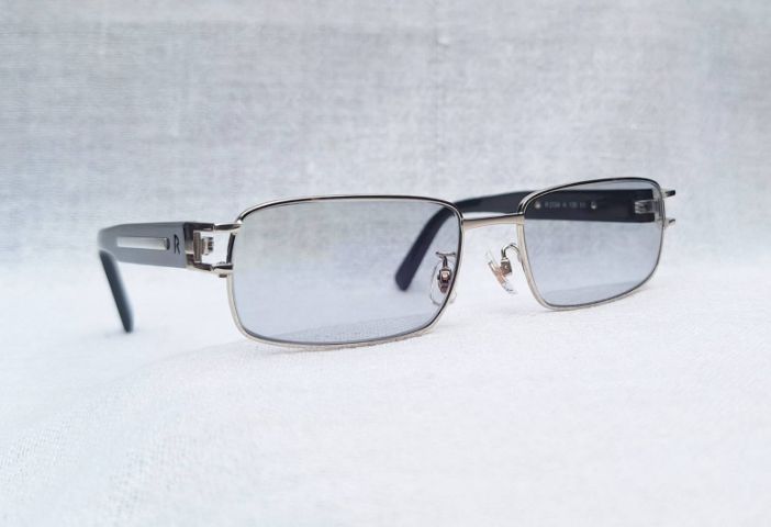 แว่นตาเทพเจ้าของชาวเยอรมันที่คนทั้งโลกรู้จัก RODENSTOCK กรอบไทเทเนียมบริสุทธิ์สีเงิน เลนส์ออโต้ สีเทา–สว่าง...Authentic RODENSTOCK Handcrafted in Japan
 รูปที่ 9