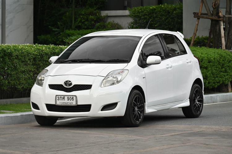 รถ Toyota Yaris 1.5 E สี ขาว