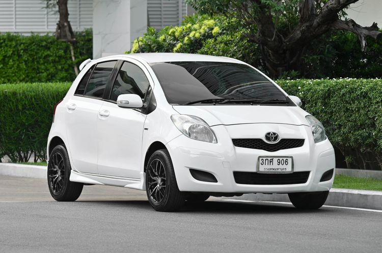 Toyota Yaris 2010 1.5 E Sedan เบนซิน ไม่ติดแก๊ส เกียร์ธรรมดา ขาว รูปที่ 2