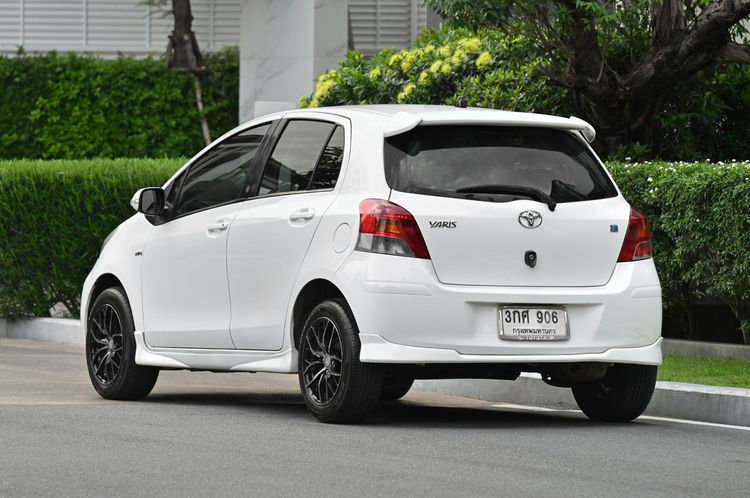 Toyota Yaris 2010 1.5 E Sedan เบนซิน ไม่ติดแก๊ส เกียร์ธรรมดา ขาว รูปที่ 3