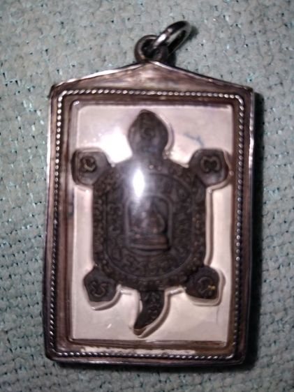 ภาพภ่ายหลวงปู่หลิวปี36หลังตราวัดเต่าหล่อรุ่นรวยทรัพย์จมูกโด่งเลี่ยมกรอบเงินหนาๆเก่า รูปที่ 2