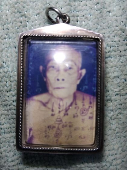 ภาพภ่ายหลวงปู่หลิวปี36หลังตราวัดเต่าหล่อรุ่นรวยทรัพย์จมูกโด่งเลี่ยมกรอบเงินหนาๆเก่า
