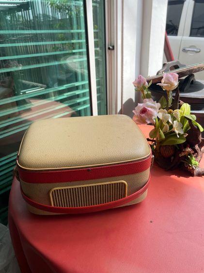 ไฟและโคมไฟเก่า เครื่องเล่นแผ่นเสียงโบราณ