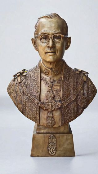 พระบรมรูปหล่อ ในหลวง รัชกาลที่ 9 ครึ่งพระองค์ วัดบวรนิเวศวิหาร สูง80เซน กว้าง60เซน เนื้อทองเหลือง