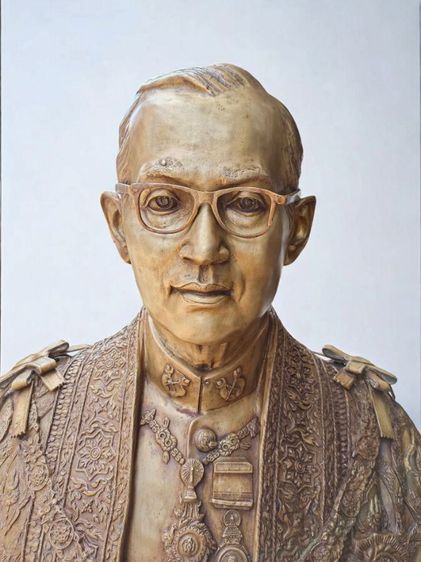 พระบรมรูปหล่อ ในหลวง รัชกาลที่ 9 ครึ่งพระองค์ วัดบวรนิเวศวิหาร สูง80เซน กว้าง60เซน เนื้อทองเหลือง รูปที่ 2